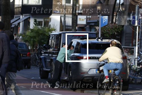 Amsterdam 16 maart 2026
Nadat Selma Omari op de pc hooftstraat is geweest rijdt ze naar de beethovenstraat waar ze een ontmoeting met Lil Kleine heeft . Lil Kleine moet met vele fans op de foto.