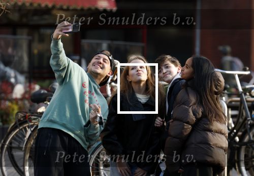 Amsterdam 16 maart 2026
Nadat Selma Omari op de pc hooftstraat is geweest rijdt ze naar de beethovenstraat waar ze een ontmoeting met Lil Kleine heeft . Lil Kleine moet met vele fans op de foto.
