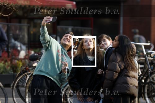 Amsterdam 16 maart 2026
Nadat Selma Omari op de pc hooftstraat is geweest rijdt ze naar de beethovenstraat waar ze een ontmoeting met Lil Kleine heeft . Lil Kleine moet met vele fans op de foto.