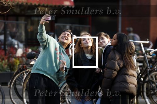 Amsterdam 16 maart 2026
Nadat Selma Omari op de pc hooftstraat is geweest rijdt ze naar de beethovenstraat waar ze een ontmoeting met Lil Kleine heeft . Lil Kleine moet met vele fans op de foto.