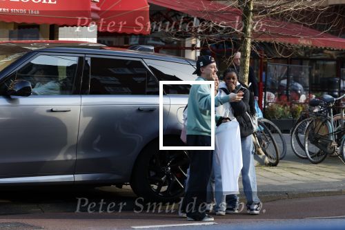 Amsterdam 16 maart 2026
Nadat Selma Omari op de pc hooftstraat is geweest rijdt ze naar de beethovenstraat waar ze een ontmoeting met Lil Kleine heeft . Lil Kleine moet met vele fans op de foto.