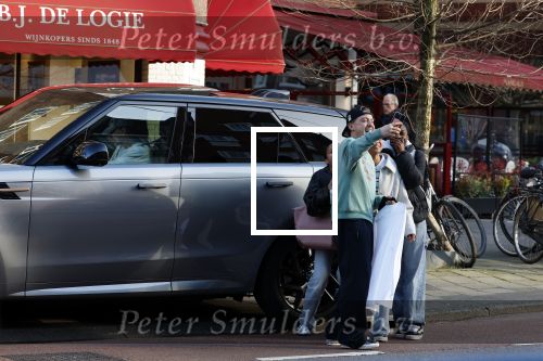 Amsterdam 16 maart 2026
Nadat Selma Omari op de pc hooftstraat is geweest rijdt ze naar de beethovenstraat waar ze een ontmoeting met Lil Kleine heeft . Lil Kleine moet met vele fans op de foto.