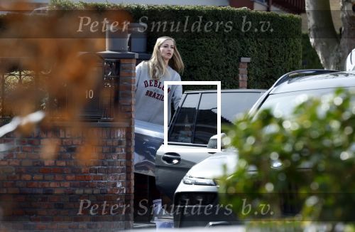 Volendam 20 maart 2026
Liza Smit helpt haar man Jan Smit met het inpakken van spullen in zijn auto . Na een huwelijk van 14 jaar hebben ze besloten te gaan scheiden . Liza blijft met de kinderen in hun huis wonen terwijl Jan in een huurhuis in Broek en Waterland gaat wonen.