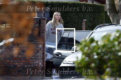 Volendam 20 maart 2026
Liza Smit helpt haar man Jan Smit met het inpakken van spullen in zijn auto . Na een huwelijk van 14 jaar hebben ze besloten te gaan scheiden . Liza blijft met de kinderen in hun huis wonen terwijl Jan in een huurhuis in Broek en Waterland gaat wonen.