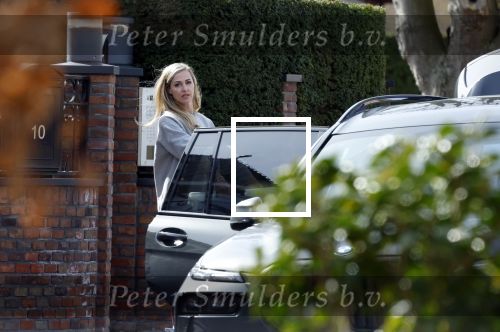 Volendam 20 maart 2026
Liza Smit helpt haar man Jan Smit met het inpakken van spullen in zijn auto . Na een huwelijk van 14 jaar hebben ze besloten te gaan scheiden . Liza blijft met de kinderen in hun huis wonen terwijl Jan in een huurhuis in Broek en Waterland gaat wonen.