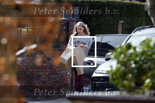 Volendam 20 maart 2026
Liza Smit helpt haar man Jan Smit met het inpakken van spullen in zijn auto . Na een huwelijk van 14 jaar hebben ze besloten te gaan scheiden . Liza blijft met de kinderen in hun huis wonen terwijl Jan in een huurhuis in Broek en Waterland gaat wonen.