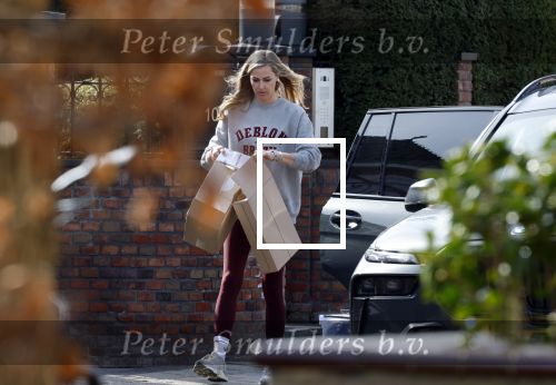 Volendam 20 maart 2026
Liza Smit helpt haar man Jan Smit met het inpakken van spullen in zijn auto . Na een huwelijk van 14 jaar hebben ze besloten te gaan scheiden . Liza blijft met de kinderen in hun huis wonen terwijl Jan in een huurhuis in Broek en Waterland gaat wonen.
