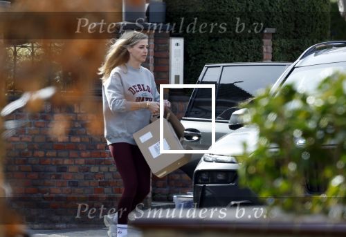 Volendam 20 maart 2026
Liza Smit helpt haar man Jan Smit met het inpakken van spullen in zijn auto . Na een huwelijk van 14 jaar hebben ze besloten te gaan scheiden . Liza blijft met de kinderen in hun huis wonen terwijl Jan in een huurhuis in Broek en Waterland gaat wonen.