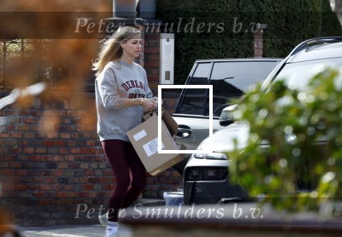Volendam 20 maart 2026
Liza Smit helpt haar man Jan Smit met het inpakken van spullen in zijn auto . Na een huwelijk van 14 jaar hebben ze besloten te gaan scheiden . Liza blijft met de kinderen in hun huis wonen terwijl Jan in een huurhuis in Broek en Waterland gaat wonen.