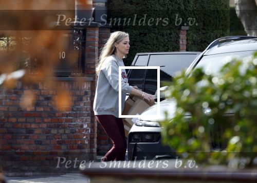 Volendam 20 maart 2026
Liza Smit helpt haar man Jan Smit met het inpakken van spullen in zijn auto . Na een huwelijk van 14 jaar hebben ze besloten te gaan scheiden . Liza blijft met de kinderen in hun huis wonen terwijl Jan in een huurhuis in Broek en Waterland gaat wonen.
