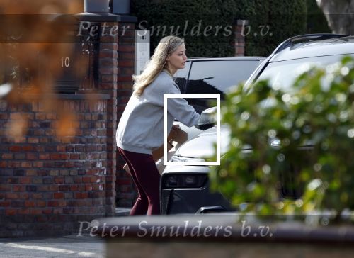 Volendam 20 maart 2026
Liza Smit helpt haar man Jan Smit met het inpakken van spullen in zijn auto . Na een huwelijk van 14 jaar hebben ze besloten te gaan scheiden . Liza blijft met de kinderen in hun huis wonen terwijl Jan in een huurhuis in Broek en Waterland gaat wonen.