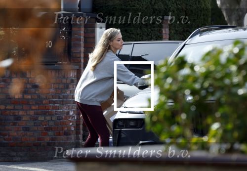 Volendam 20 maart 2026
Liza Smit helpt haar man Jan Smit met het inpakken van spullen in zijn auto . Na een huwelijk van 14 jaar hebben ze besloten te gaan scheiden . Liza blijft met de kinderen in hun huis wonen terwijl Jan in een huurhuis in Broek en Waterland gaat wonen.