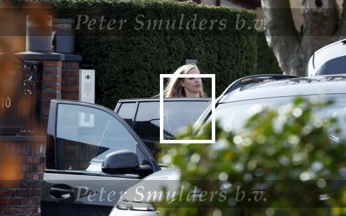 Volendam 20 maart 2026
Liza Smit helpt haar man Jan Smit met het inpakken van spullen in zijn auto . Na een huwelijk van 14 jaar hebben ze besloten te gaan scheiden . Liza blijft met de kinderen in hun huis wonen terwijl Jan in een huurhuis in Broek en Waterland gaat wonen.