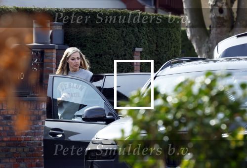 Volendam 20 maart 2026
Liza Smit helpt haar man Jan Smit met het inpakken van spullen in zijn auto . Na een huwelijk van 14 jaar hebben ze besloten te gaan scheiden . Liza blijft met de kinderen in hun huis wonen terwijl Jan in een huurhuis in Broek en Waterland gaat wonen.