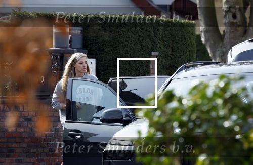 Volendam 20 maart 2026
Liza Smit helpt haar man Jan Smit met het inpakken van spullen in zijn auto . Na een huwelijk van 14 jaar hebben ze besloten te gaan scheiden . Liza blijft met de kinderen in hun huis wonen terwijl Jan in een huurhuis in Broek en Waterland gaat wonen.