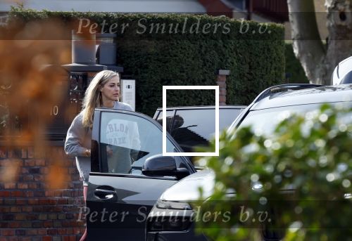 Volendam 20 maart 2026
Liza Smit helpt haar man Jan Smit met het inpakken van spullen in zijn auto . Na een huwelijk van 14 jaar hebben ze besloten te gaan scheiden . Liza blijft met de kinderen in hun huis wonen terwijl Jan in een huurhuis in Broek en Waterland gaat wonen.