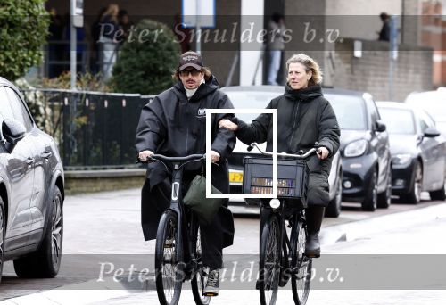 Amsterdam 11 maart 2026
Mari v d Ven met een kennis op de fiets in Amsterdam.