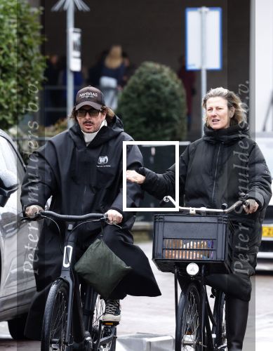 Amsterdam 11 maart 2026
Mari v d Ven met een kennis op de fiets in Amsterdam.