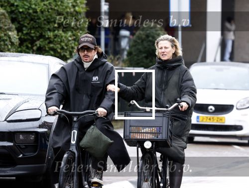Amsterdam 11 maart 2026
Mari v d Ven met een kennis op de fiets in Amsterdam.