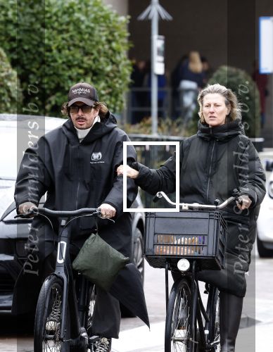 Amsterdam 11 maart 2026
Mari v d Ven met een kennis op de fiets in Amsterdam.