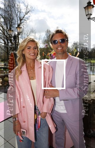 Amsterdam 26 maart 2026
Presentatie Nicolette v Dam in het Vondelcafe . Nicolette v Dam en Bas Smit