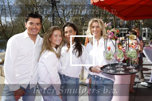 Amsterdam 26 maart 2026
Presentatie Nicolette v Dam in het Vondelcafe . Personeel v dam