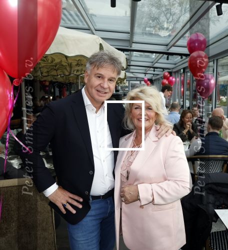 Leidschendam 25 maart 2025
De Bogaartjes hebben een feestje georganiseerd . Aanwezig  Rene Bogaart en zijn vrouw Sandra Bogaart .
Ook Don en Robin , Mitch en Robin Kim en Amisha Joe en Liv Pam en Finn en Opa Bogaart waren aanwezig .