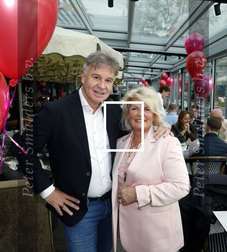 Leidschendam 25 maart 2025
De Bogaartjes hebben een feestje georganiseerd . Aanwezig  Rene Bogaart en zijn vrouw Sandra Bogaart .
Ook Don en Robin , Mitch en Robin Kim en Amisha Joe en Liv Pam en Finn en Opa Bogaart waren aanwezig .