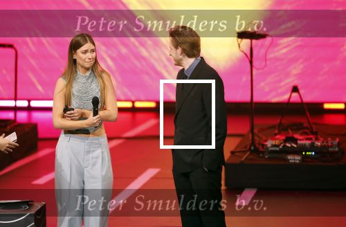 Leusden 9 maart 2026
Uitreiking edisons muziekprijzen bij Afas . 
Roxy Dekker ontvangt de prijs uit handen van haar vriend Koen v Heest