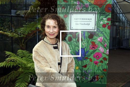Amsterdam 1 maart 2026
Presentatie boek Lies Visschedijk bij de botanische tuin . Hans Dorrestijn reikte het eerste exemplaar uit . sandra Mattie