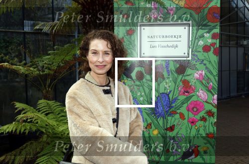 Amsterdam 1 maart 2026
Presentatie boek Lies Visschedijk bij de botanische tuin . Hans Dorrestijn reikte het eerste exemplaar uit . sandra Mattie