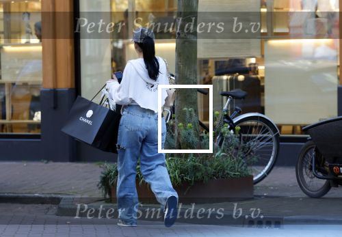 Amsterdam 16 maart 2026
Selma Omari loopt naar haar auto op de pc hooftstraat nadat ze bij Chanel is geweest.