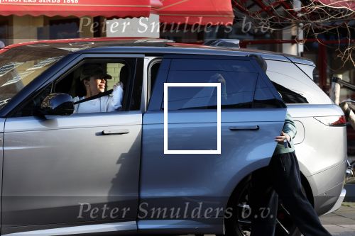 Amsterdam 16 maart 2026
Nadat Selma Omari op de pc hooftstraat is geweest rijdt ze naar de beethovenstraat waar ze een ontmoeting met Lil Kleine heeft . Lil Kleine moet met vele fans op de foto.