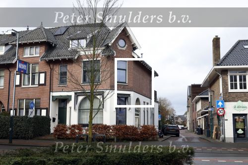 Hilversum 28 februari 2026
Jamie Kazan komt met scooter aan bij huis van Steven kazan . Daarna gaat ze boodschappen ndoen en komt ze ook weer terug.
