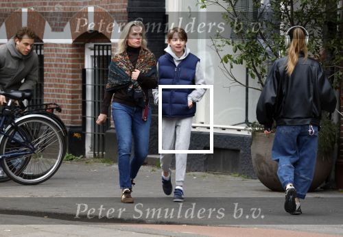 Amsterdam 7 maart 2026
Suze Mens en haar zoon op straat in Amsterdam zuid.
