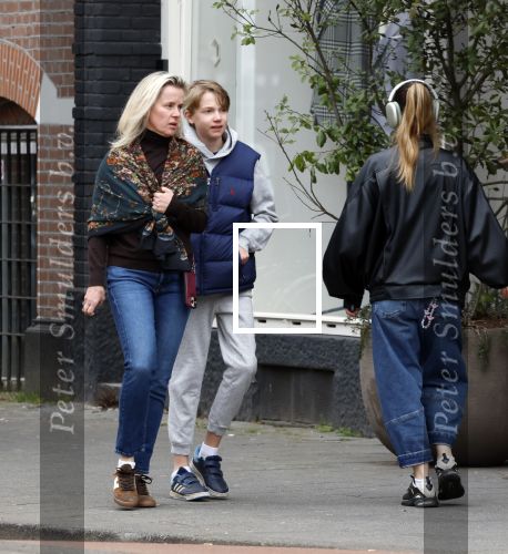 Amsterdam 7 maart 2026
Suze Mens en haar zoon op straat in Amsterdam zuid.
