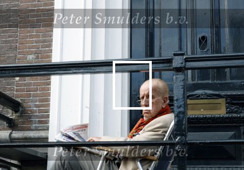 Amsterdam 1 maart 2026
Theo Hiddema leest een krantje in klapstoel voor zijn huis .
