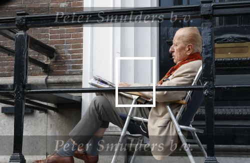 Amsterdam 1 maart 2026
Theo Hiddema leest een krantje in klapstoel voor zijn huis .