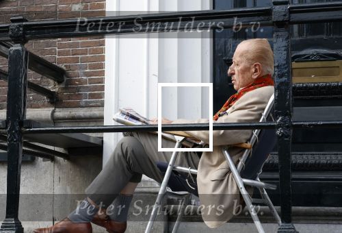 Amsterdam 1 maart 2026
Theo Hiddema leest een krantje in klapstoel voor zijn huis .