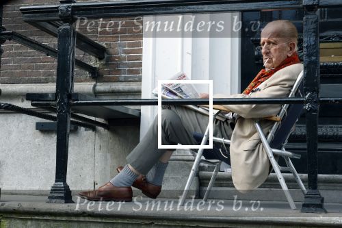 Amsterdam 1 maart 2026
Theo Hiddema leest een krantje in klapstoel voor zijn huis .