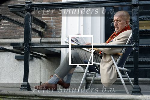 Amsterdam 1 maart 2026
Theo Hiddema leest een krantje in klapstoel voor zijn huis .