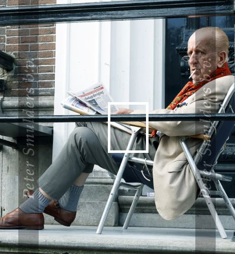 Amsterdam 1 maart 2026
Theo Hiddema leest een krantje in klapstoel voor zijn huis .