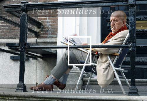Amsterdam 1 maart 2026
Theo Hiddema leest een krantje in klapstoel voor zijn huis .