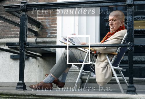 Amsterdam 1 maart 2026
Theo Hiddema leest een krantje in klapstoel voor zijn huis .