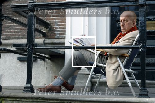 Amsterdam 1 maart 2026
Theo Hiddema leest een krantje in klapstoel voor zijn huis .