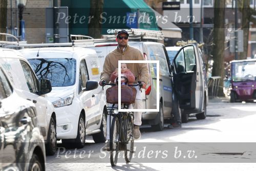 Amsterdam 2 maart 2026
Thierry Baudet met zijn. dochter  Penelope op de fiets in Amsterdam zuid