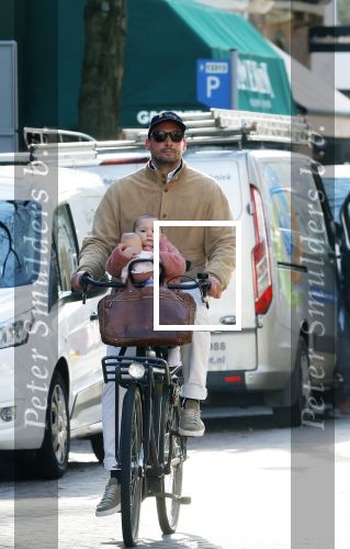 Amsterdam 2 maart 2026
Thierry Baudet met zijn. dochter  Penelope op de fiets in Amsterdam zuid