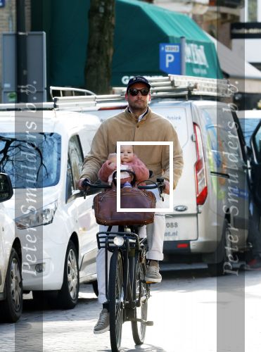Amsterdam 2 maart 2026
Thierry Baudet met zijn. dochter  Penelope op de fiets in Amsterdam zuid