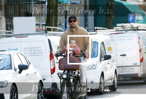 Amsterdam 2 maart 2026
Thierry Baudet met zijn. dochter  Penelope op de fiets in Amsterdam zuid
