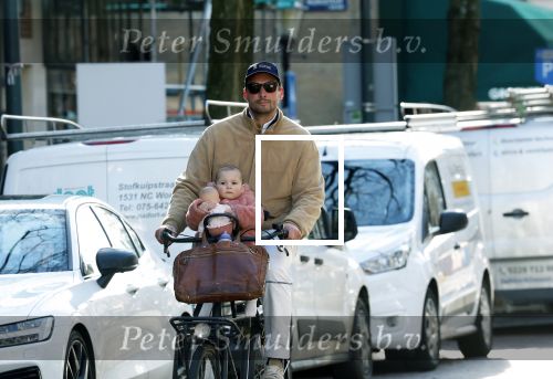 Amsterdam 2 maart 2026
Thierry Baudet met zijn. dochter  Penelope op de fiets in Amsterdam zuid